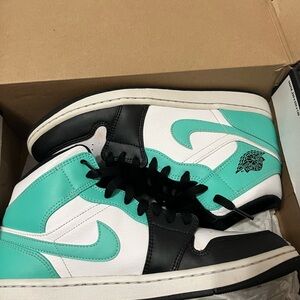 Jordan 1 mids